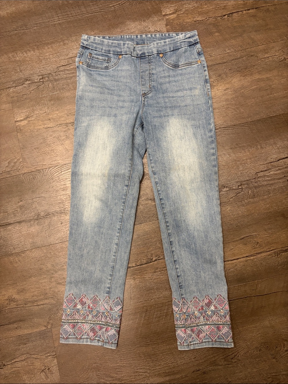 Pull in jeans with embroidered hem